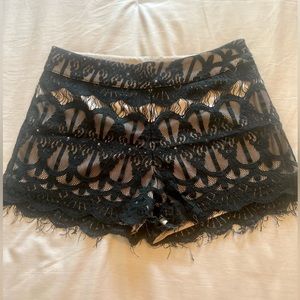 Lace black & neutral colored shorts 🖤 Size M